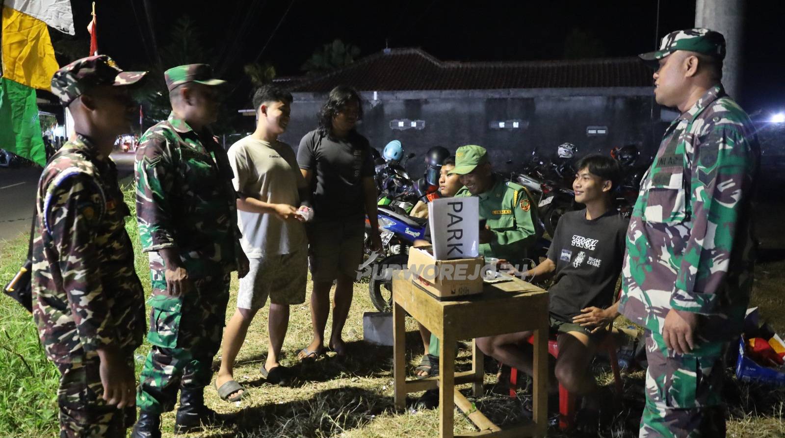 Saat pelaksanaan patroli di lokasi parkir pasar malam di Desa Ganggeng