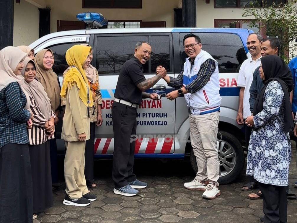 Serah terima bantuan mobil siaga di Desa Pamriyan
