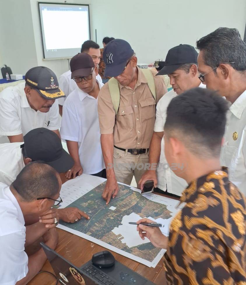 Pencermatan titik- titik koordinat yang ada di peta, sebagai dasar untuk mengetahui titik- titik luar desa sebagai Penetapan dan Penegasan Batas Desa.