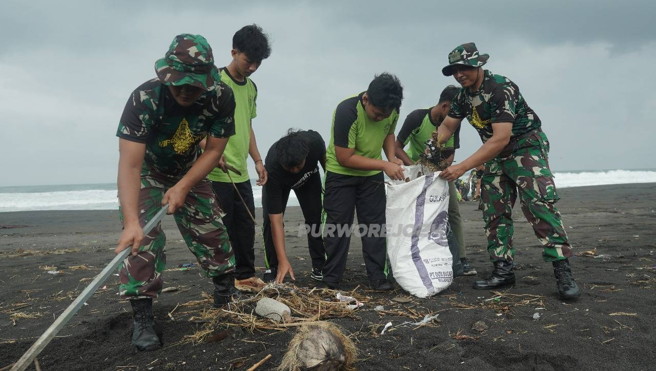 Saat kegiatan di pantai Dewaruci
