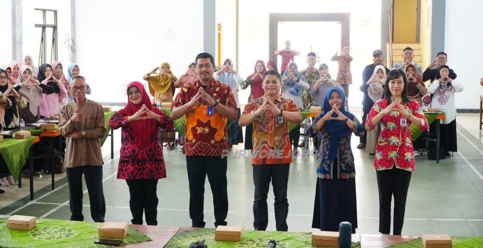 Foto bersama usai acara sharing session tentang penataan arsip keliarga di Besole