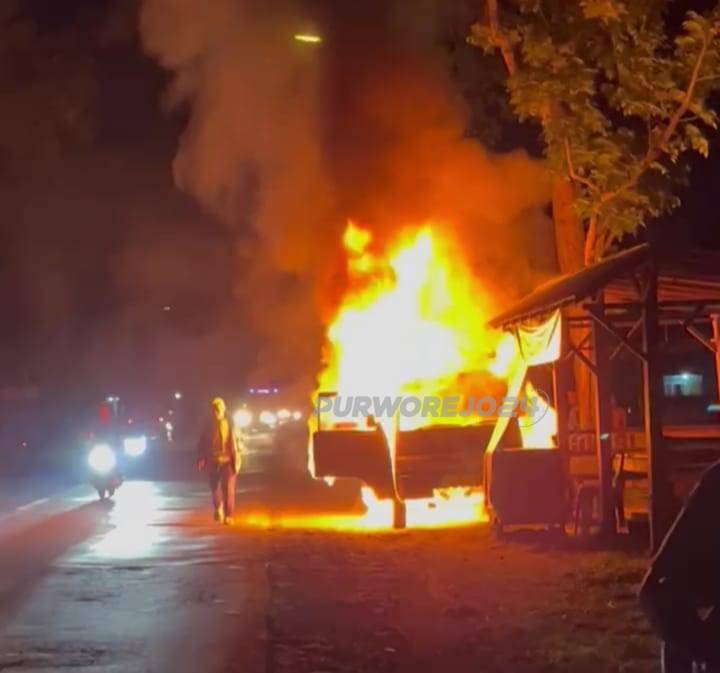Mobil yang terbakar