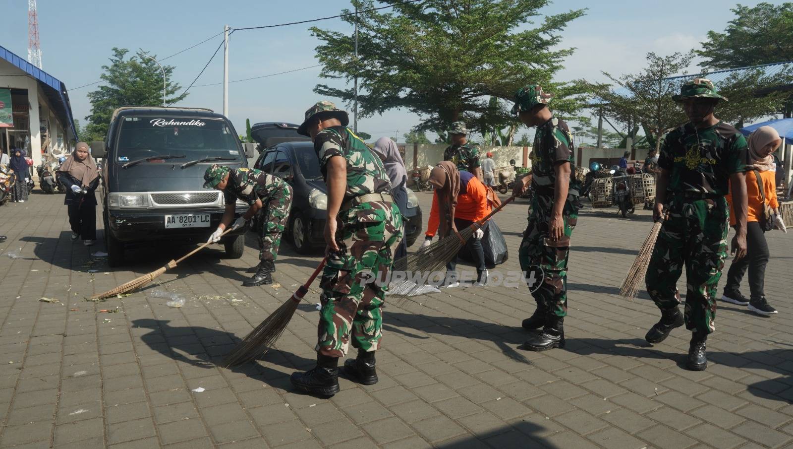 Saat kegiatan pembersihan di pasar Purworejo