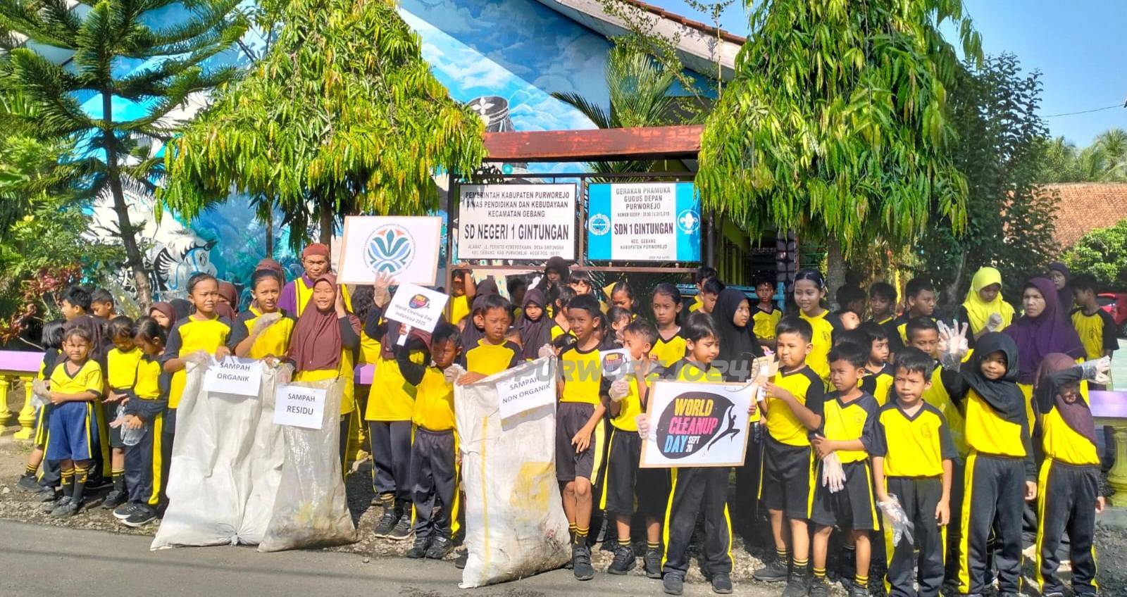 Foto bersama dalam aksi bersih lingkungan bersama di SD N 1 Gintungan