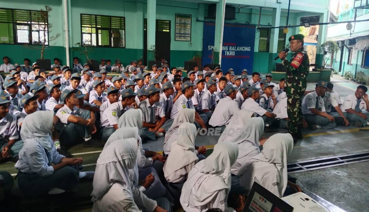 Koramil Kutoarjo saat memberikan ceramah dan motivasi di SMK II Kutoarjo