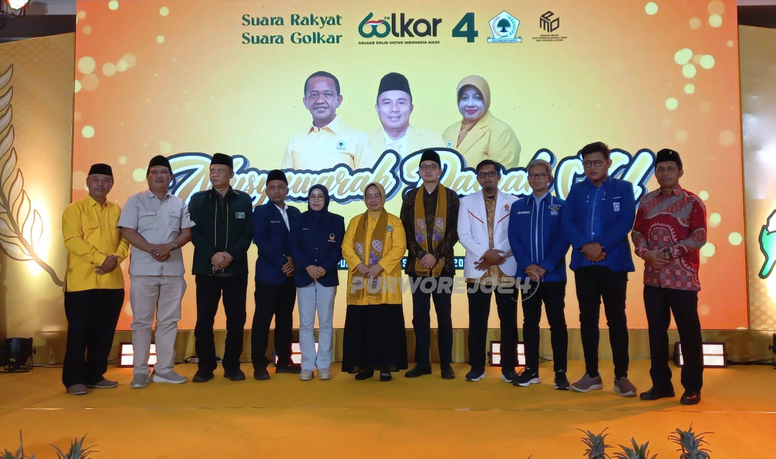 Hj Yuli Hastuti foto bersama dengan pengurus parpol dalam acara Musda Golkar di Ganeca Convention Hall Purworejo, pada Rabu (24/9/2025)