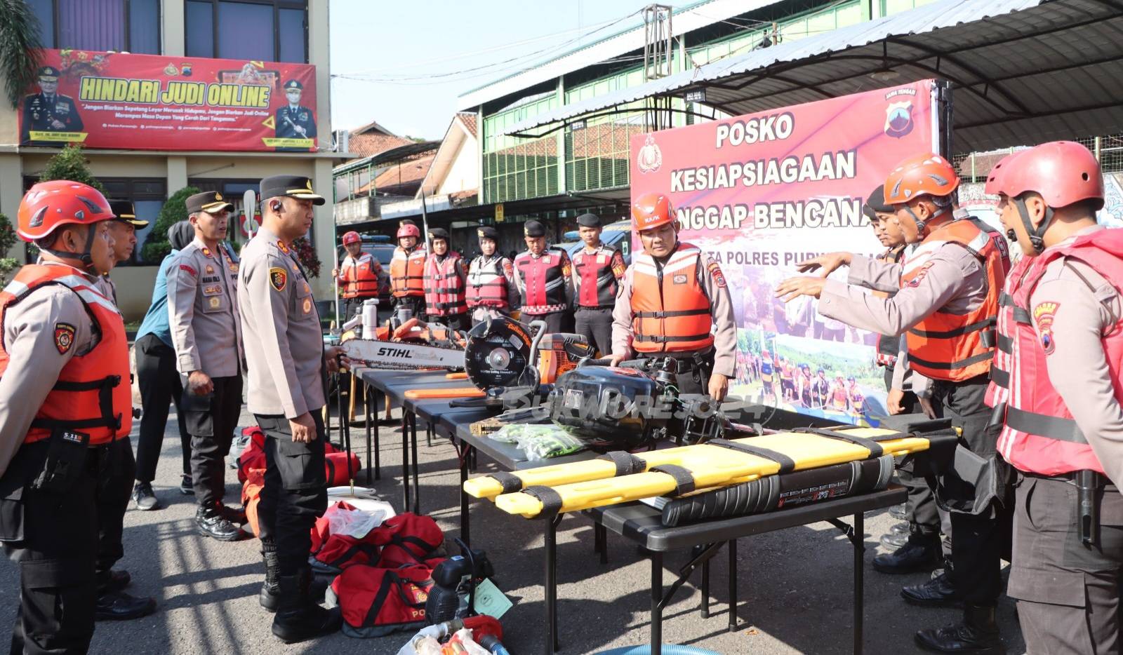 Kapolres Purworejo saat melaksanakan pengecekan menyeluruh terhadap kesiapan personel dan peralatan penanggulangan bencana