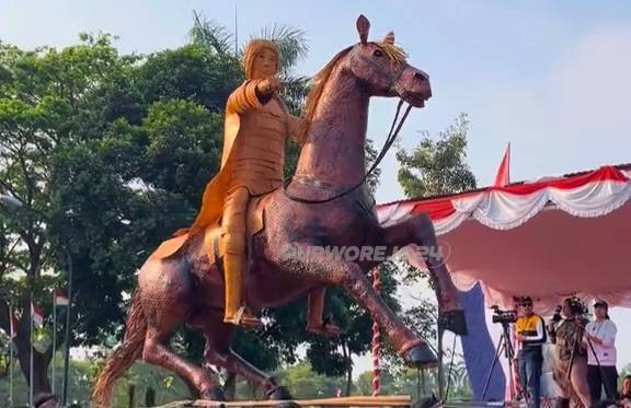 Penampilan Replika pangeran Diponegoro karya Karangtaruna Desa Karangsari, Purwodadi dalam karnaval Kemerdekaan di Purworejo