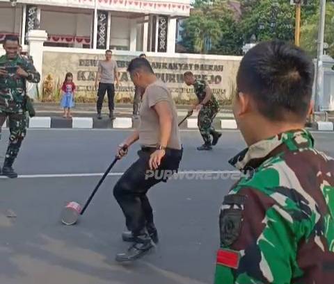Anggota TNI dan Polri saat balapan kaleng biskuit.