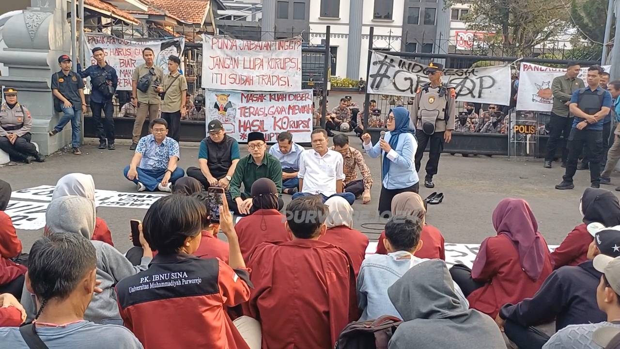 Dialog antara pendemo dengan pemerintah