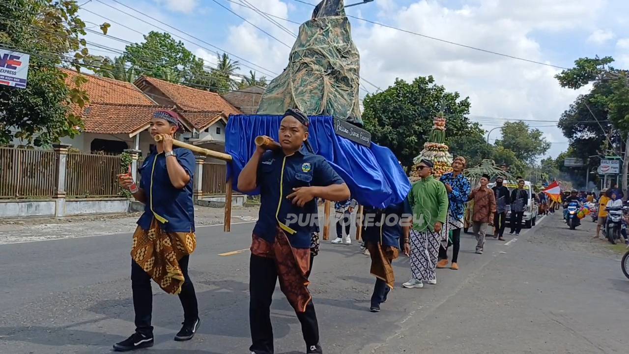Peserta karnaval budaya saat melintas di jalan Purworejo- Yoggakarta