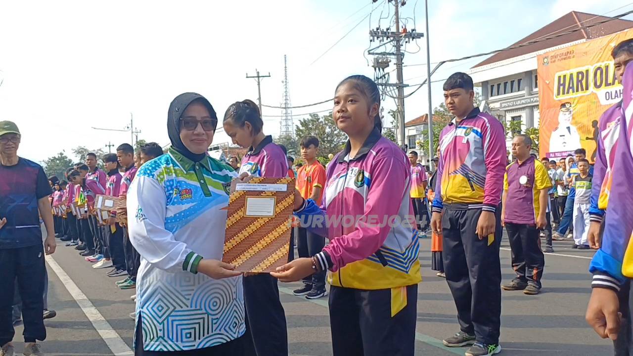 Penyerahan penghargaan kepada atlit berprestasi