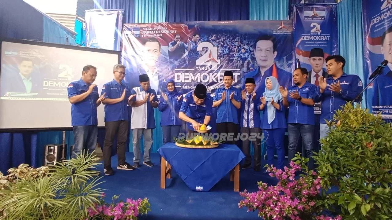 Pemotongan tumpeng tandai peringatan HUT ke 24 Demokrat di Purworejo