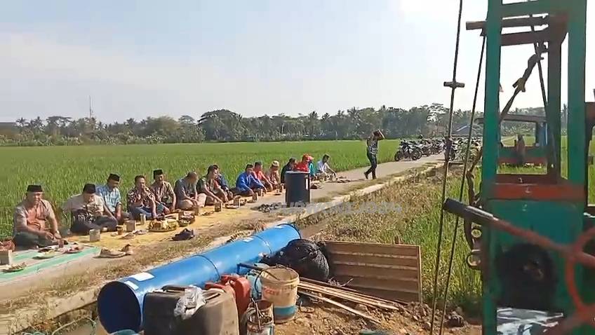 Doa bersama mengawali pekerjaan sumur bor di desa Wingko sanggrahan Kecamatan Ngombol, pada Sabtu (20/9/2025).
