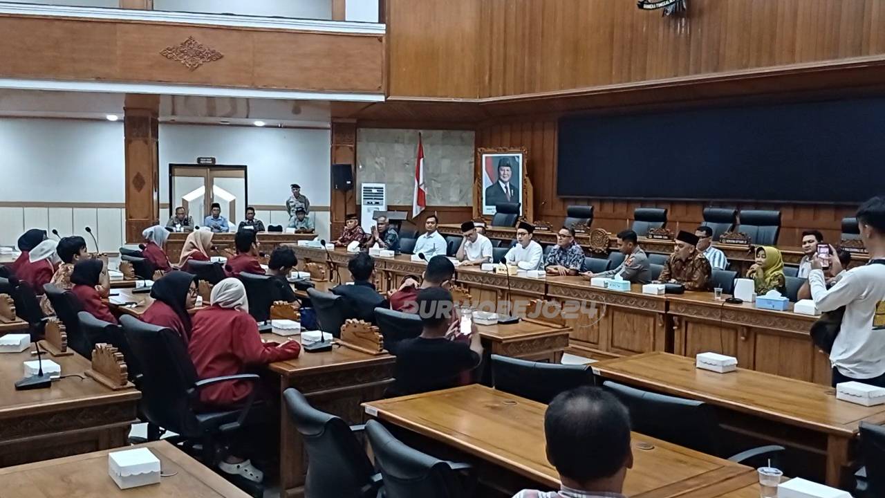 Saat kegiatan diskusi terbuka antara Pemkab Purworejo dengan mahasiswa IMM di gedung DPRD, pada Minggu (21/9/2025)