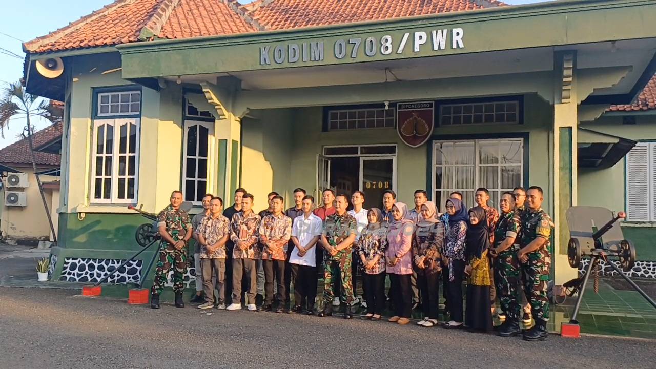 Usai mengadakan pertemuan, Komandan Kodim 0708 Purworejo, Letkol Inf Imam Purwoko foto bersama dengan para kepala dapur MBG dihalaman Makodim, pada Jumat (26/9/2025)