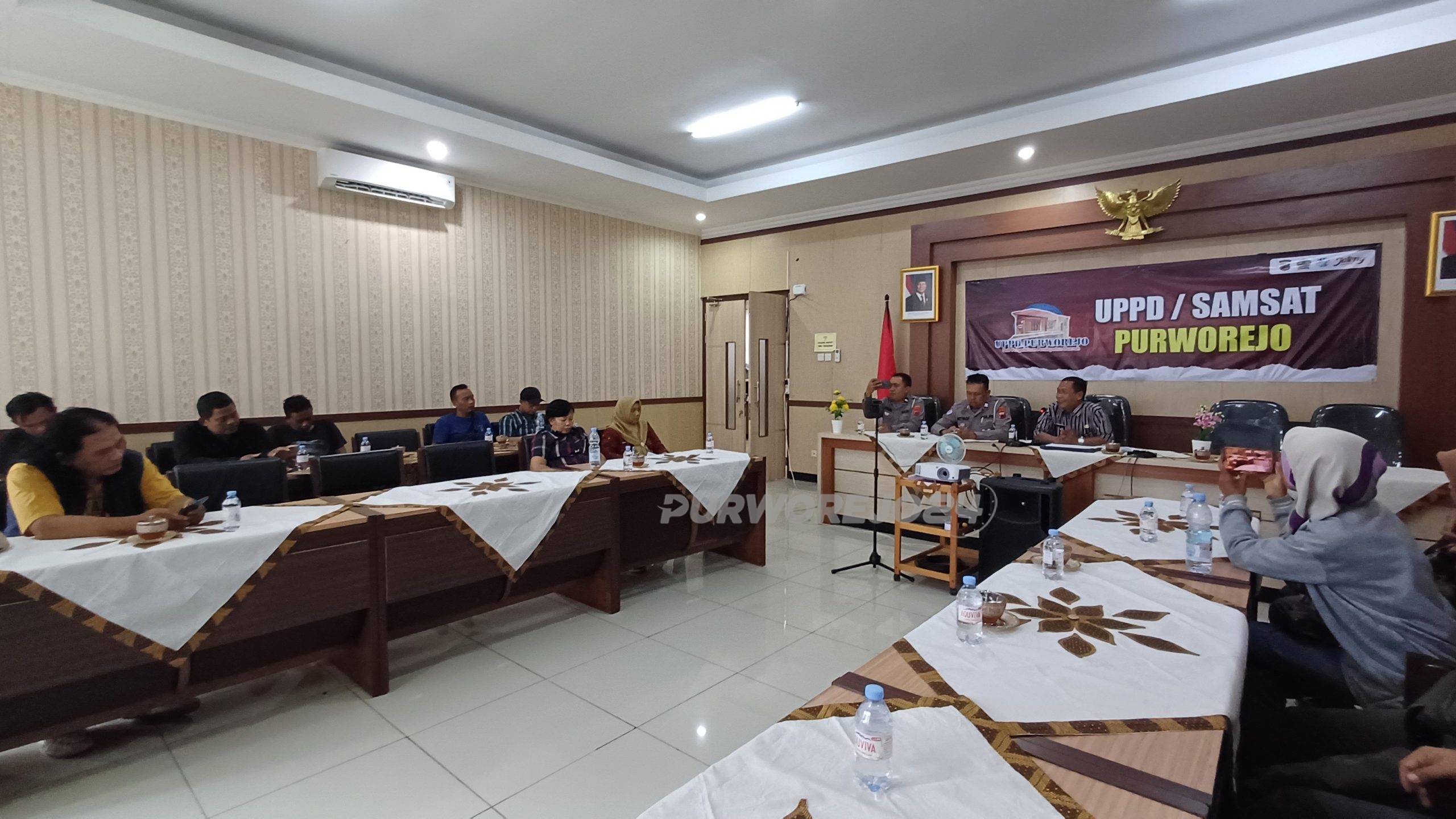 Suasana pertemuan UPPD Samsat Purworejo dengan wartawan Purworejo