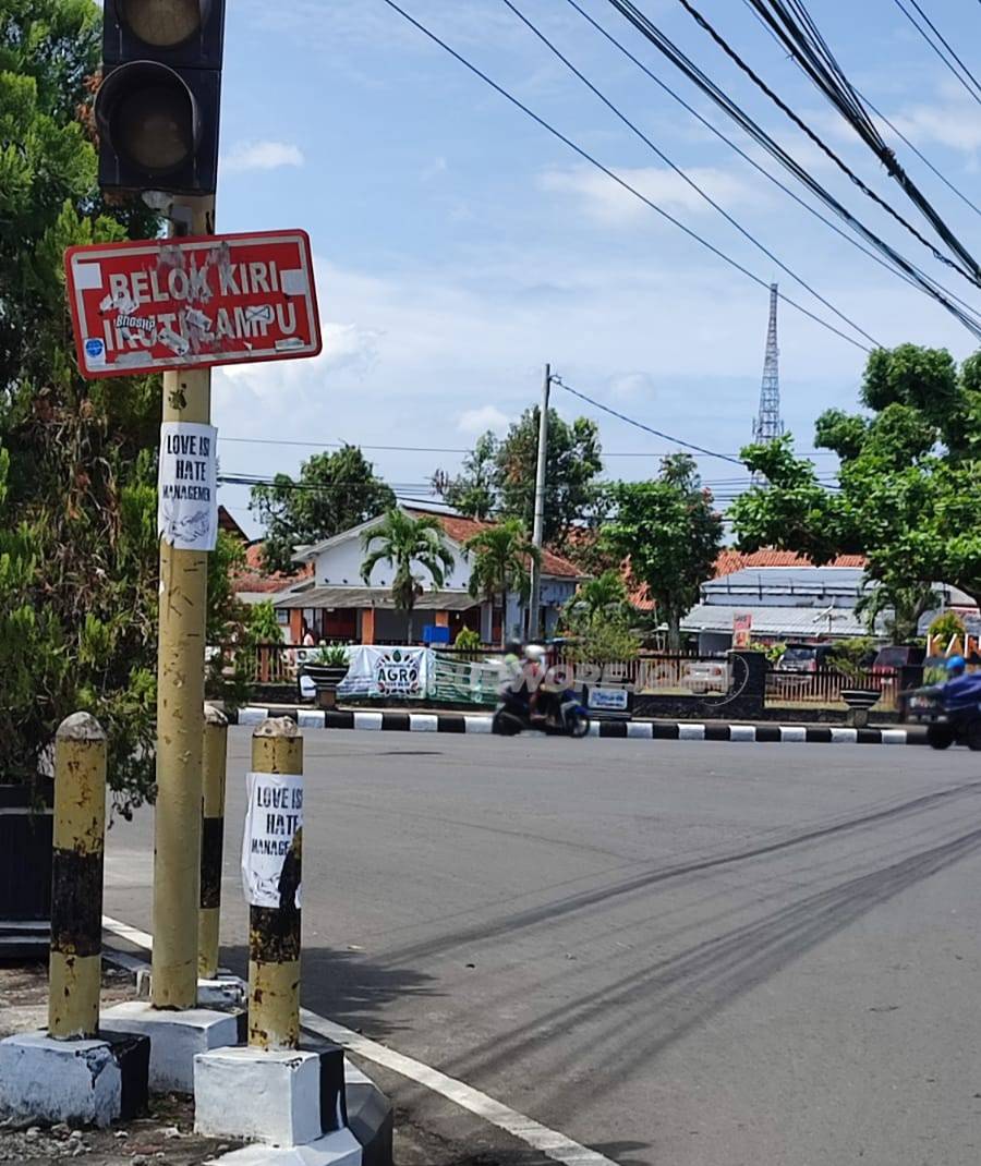 Lokasi pemasangan spanduk yang disoroti oleh LSM SMS Purwoeejo