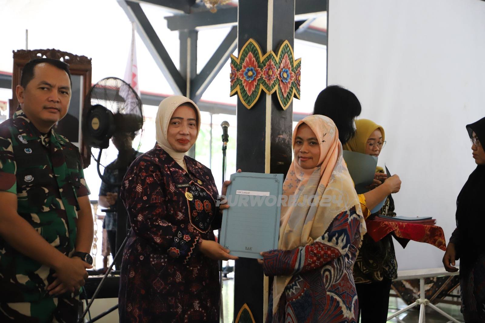 Penyerahan sertifikat kepada pendonor