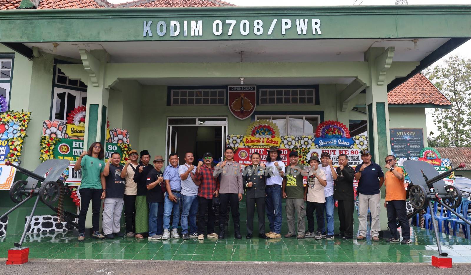 Kapolres Purworejo bersama jajaran Brimob, Indonesia Offroad Federation (IOF), Bank BRI, Bank Woori Saudara Cabang Purworejo, serta Yayasan SPPG, memberikan ucapan selamat HUT ke - 80 kepada Kodim 0708 Purworejo