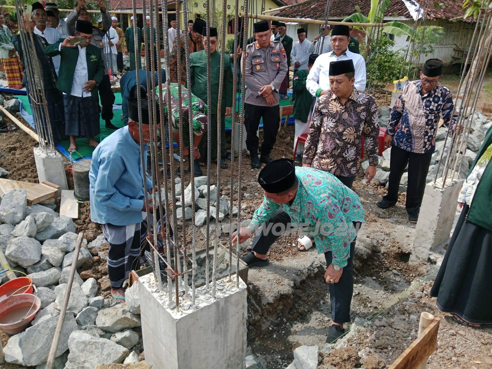 Peletakan batu pertama pembangunan gedung MWC NU Ngombol