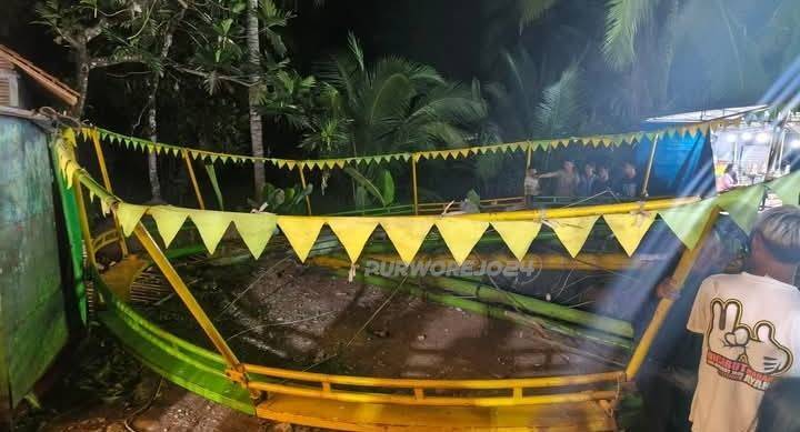Wahana permainan ombak banyu yang ambruk
