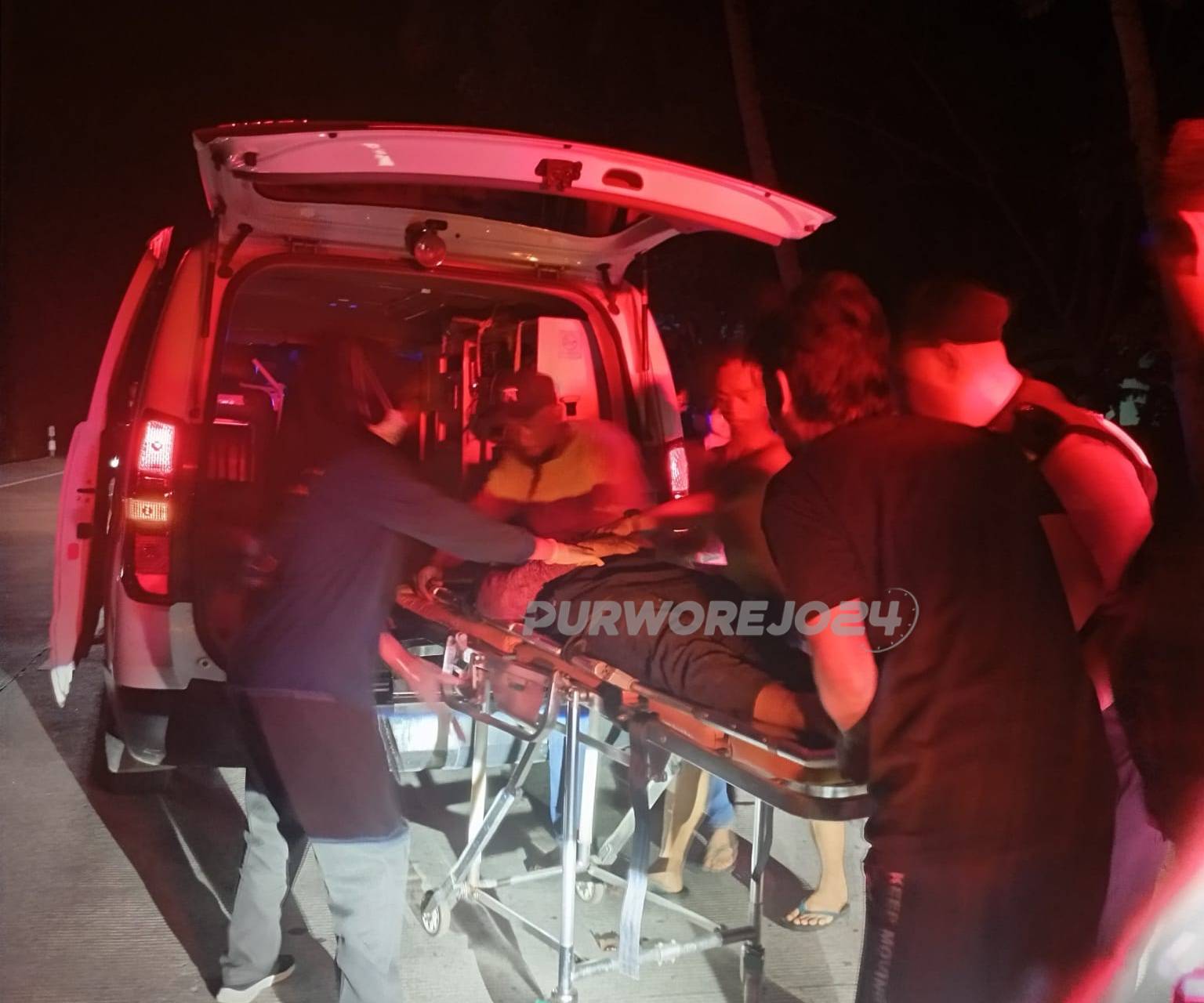 Petugas PMI Purworejo saat mengevakuasi korban kecekakaan