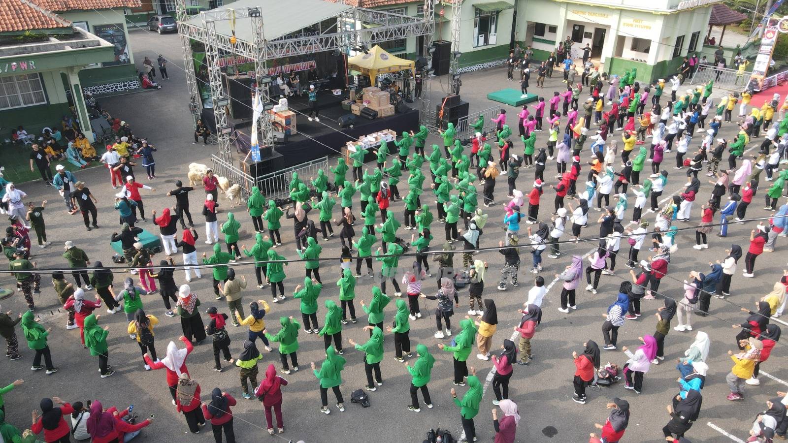 Suasana saat senam bersama