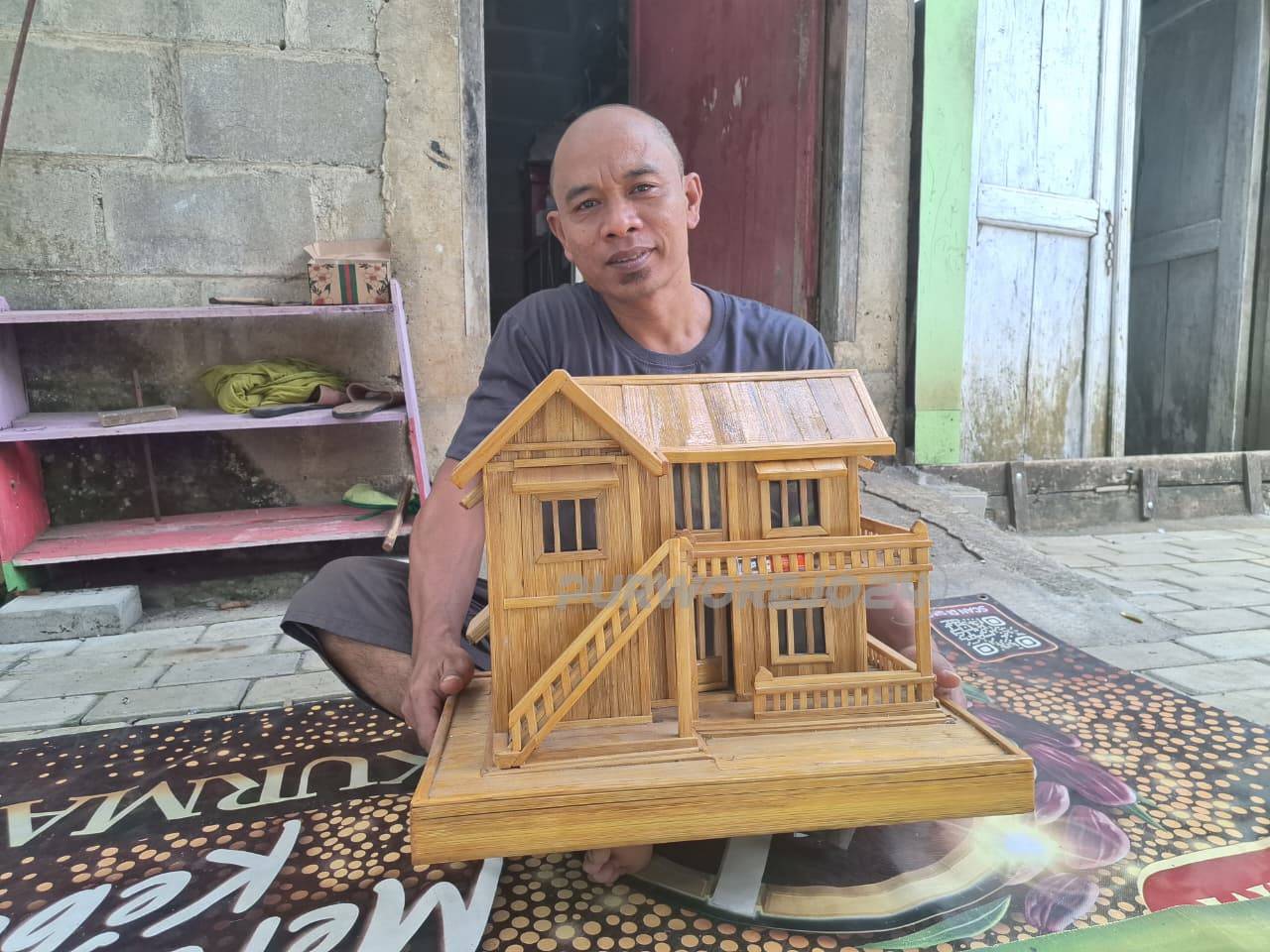 Yashtari bersama karya Miniatur Rumah Cantik