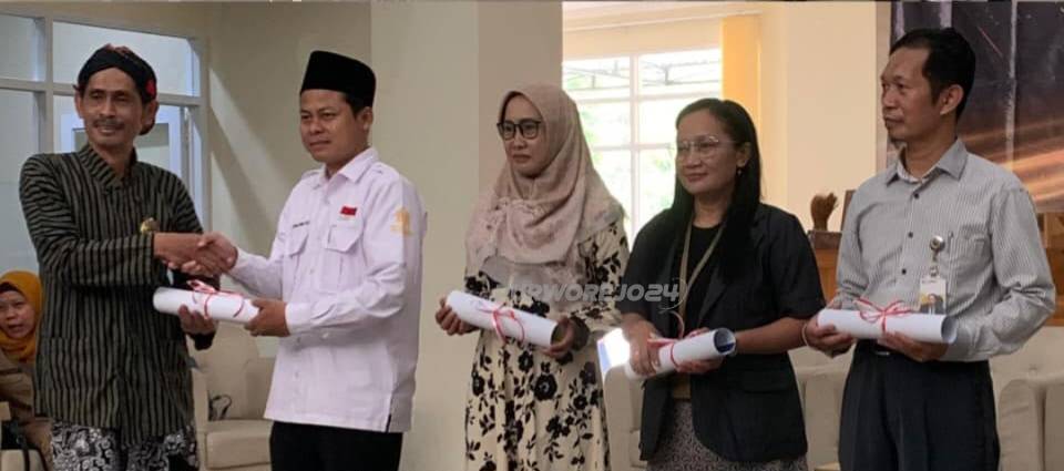 penyerahan sertifikat dan penghargaan simbolis kepada para peserta terbaik