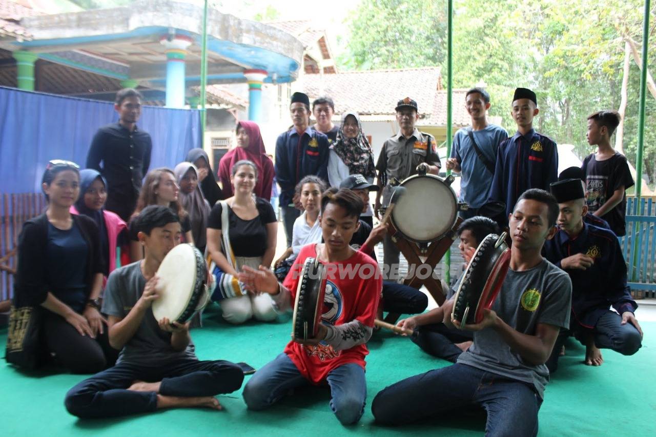 Tradisi kencrengan