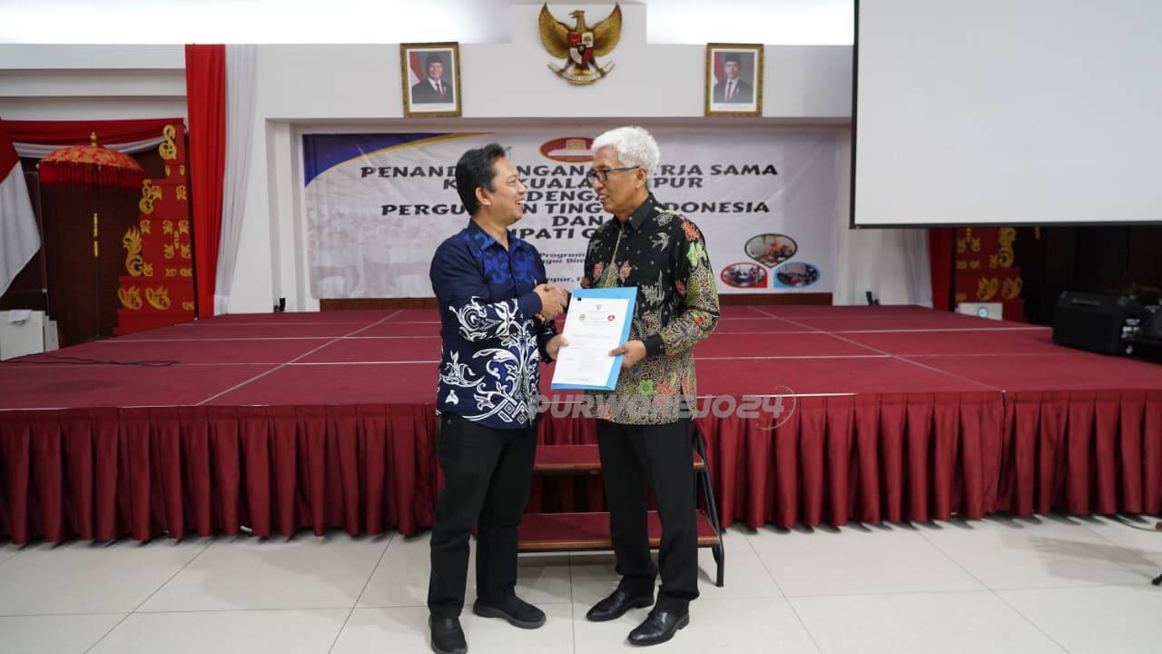 Rektor UMNU Kebumen, Dr. Imam Satibi, M.Pd.I, dengan Duta Besar Malaysia Dato' Indera Hermono