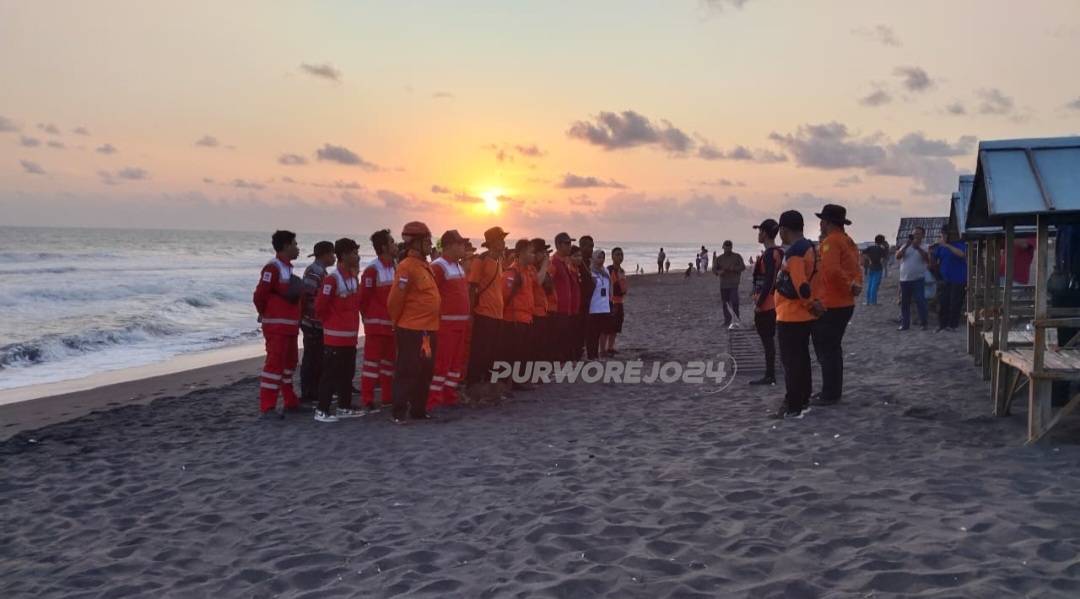 Tim SAR gabungan melaksanakan pencarian korban tenggelam di pantai Dewaruci, Jatimalang, pada Rabu (8/10/2025)