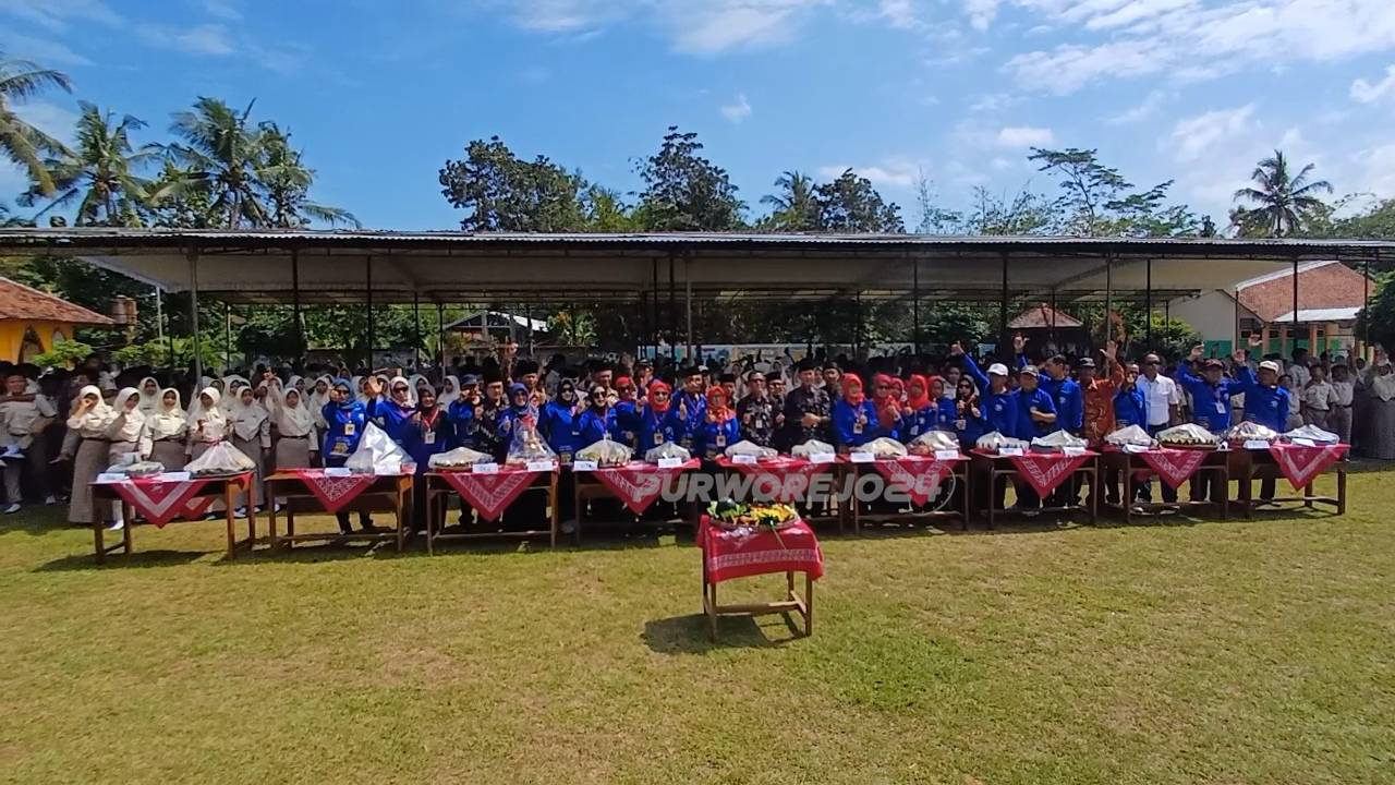 Foto bersama dalam acara Tumpengan bersama HUT ke 50, di SMP Negeri 8 Purworejo, pada Rabu (1/10/2025)