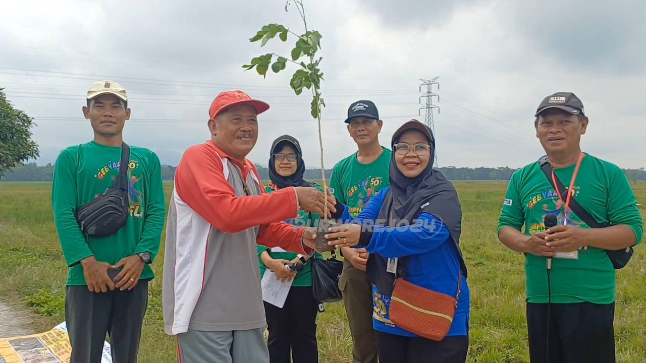 Simbolis, penyerahan bibit pohon dalam acara penanaman pohon lindung di Desa Kesugihan