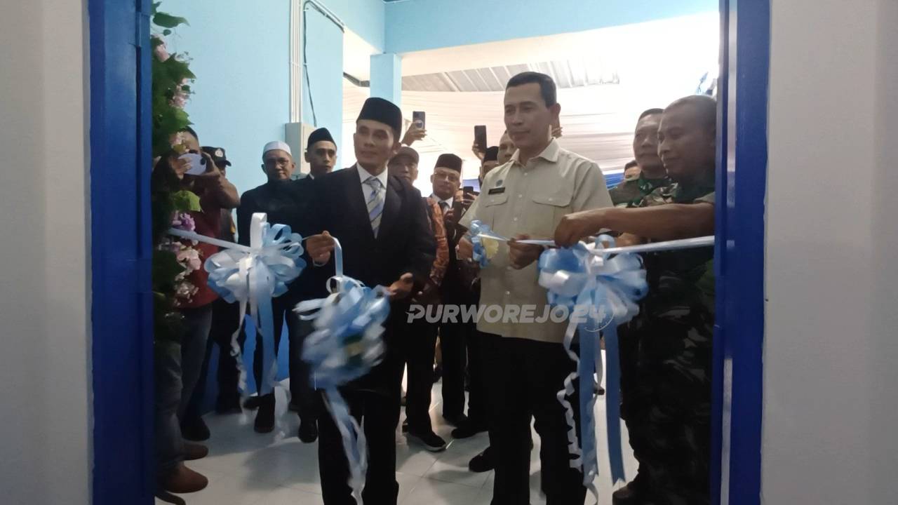 Penotongan pita tandai peluncuran/launching SPPG Kaligesing, pada Sabtu (4/10/2025)