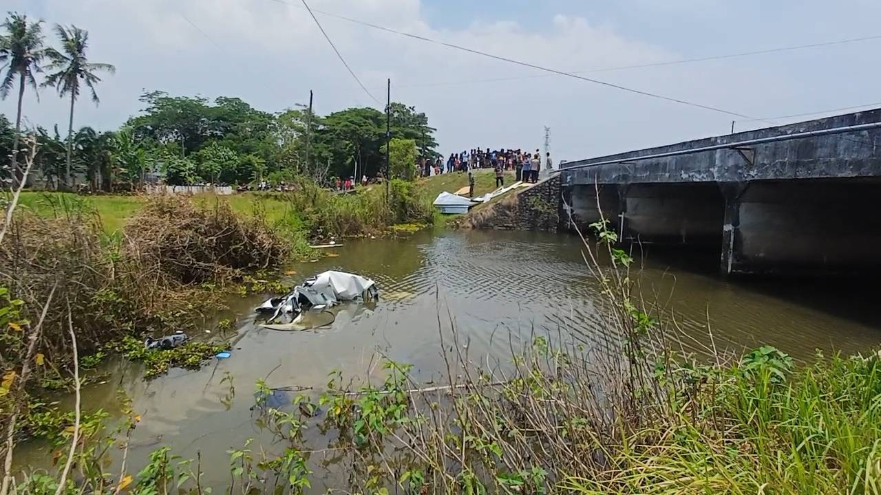 Bangkai mobil MBG milik SPPG Botodaleman yang hancur setelah tertemper kereta api di perlintasan tanpa palang pintu Desa Dewi, pada Minggu (19/10/2025)