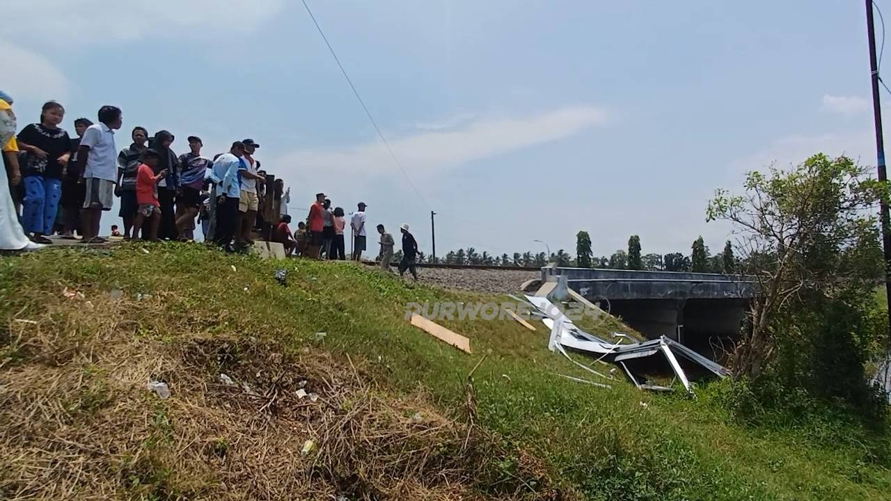 Mobil MBG tertemper kereta api di perlintasan tanpa palang pintu Desa Dewi