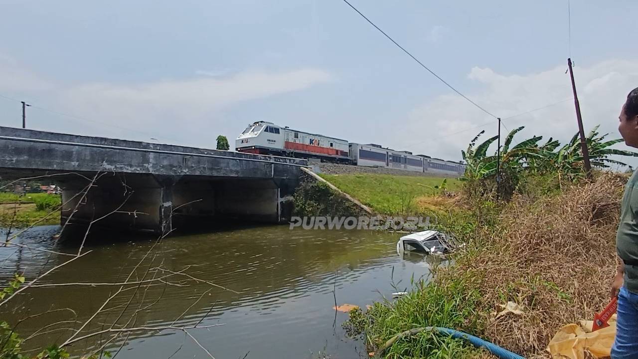 Mobil MBG tertemper kereta api di perrlintasan tanpa palang pintu Desa Dewi, pada Minggu (19/10/2025)