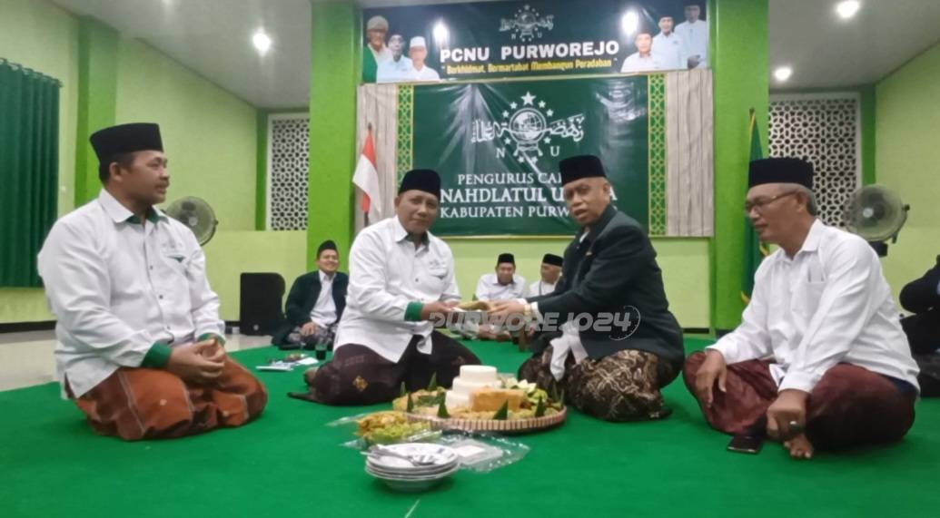 Pemotongan tumpeng tandai syukuran Hari Santri Nasional tahun 2025 oleh PCNU Kabupaten Purworejo