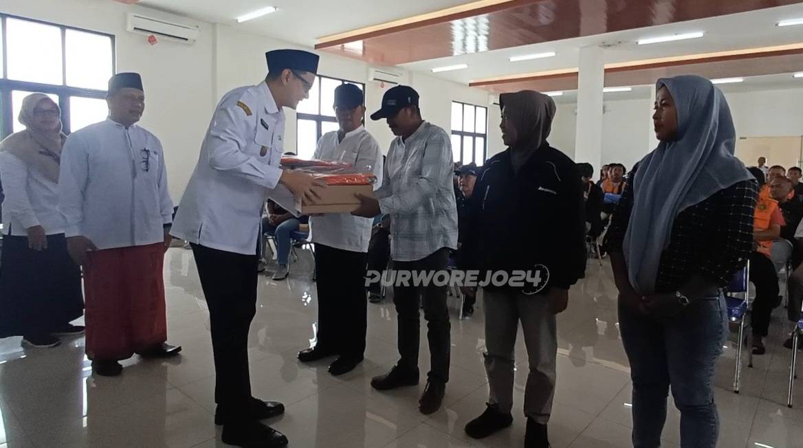 Simbolis, pemberian rompi kepada juru parkir