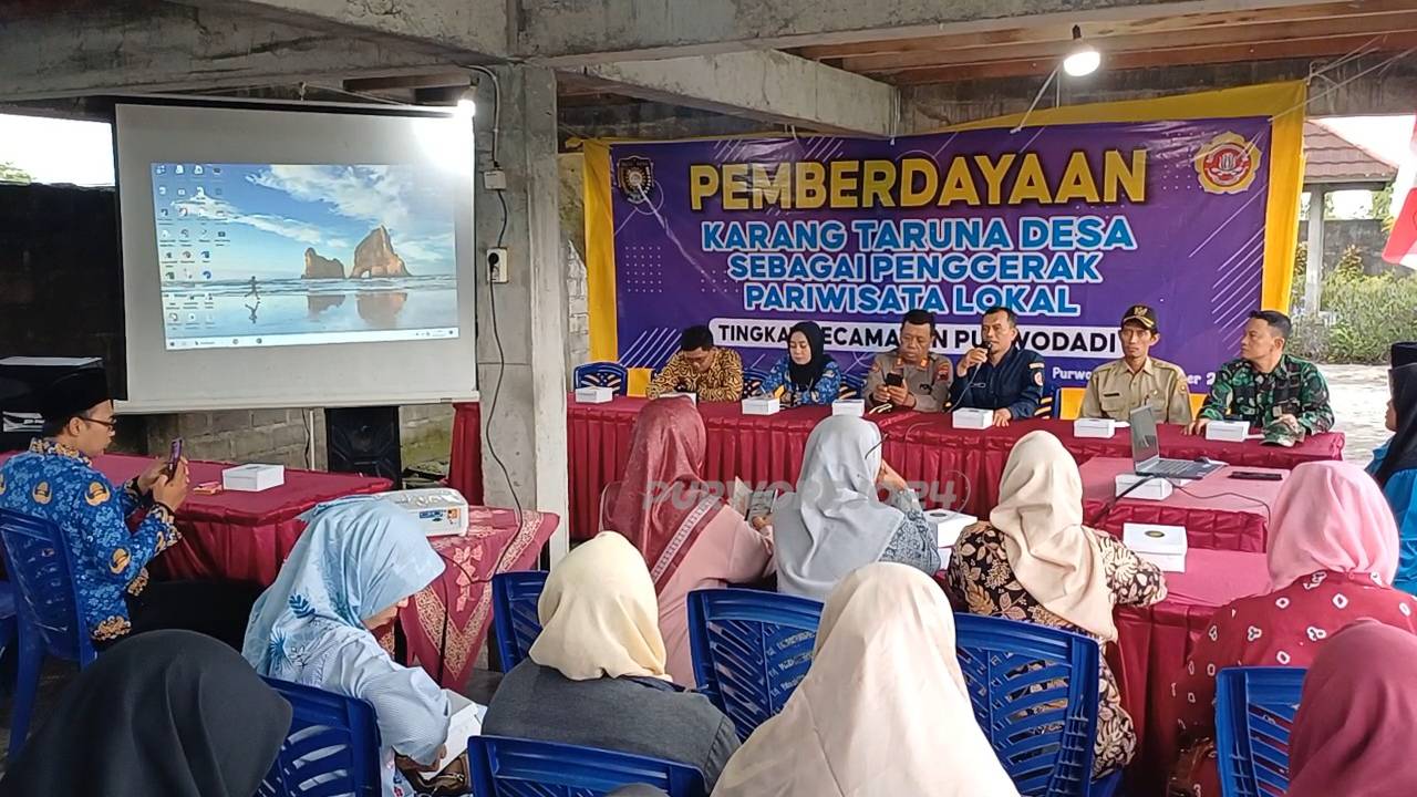 Suasana kegiatan Pemberdayaan Karang Taruna Desa sebagai Penggerak Pariwisata Lokal di Kolam Renang Tirta Arum, Desa Tegal Aren, pada Selasa (28/10/2025).