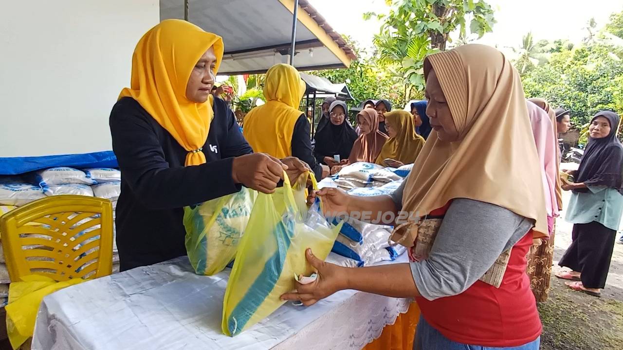 Suasana kegiatan pasar murah