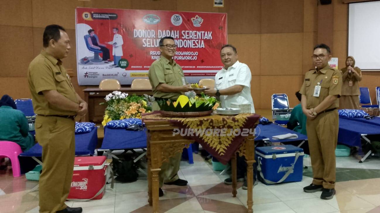 Pemotongan tumpeng oleh Direktur RSUD dr. Tjitrowardojo, yang kemudian diserahkan kepada Wakil Ketua II PMI Kabupaten Purworejo, drg. Ernawan Cahyo Winardi.