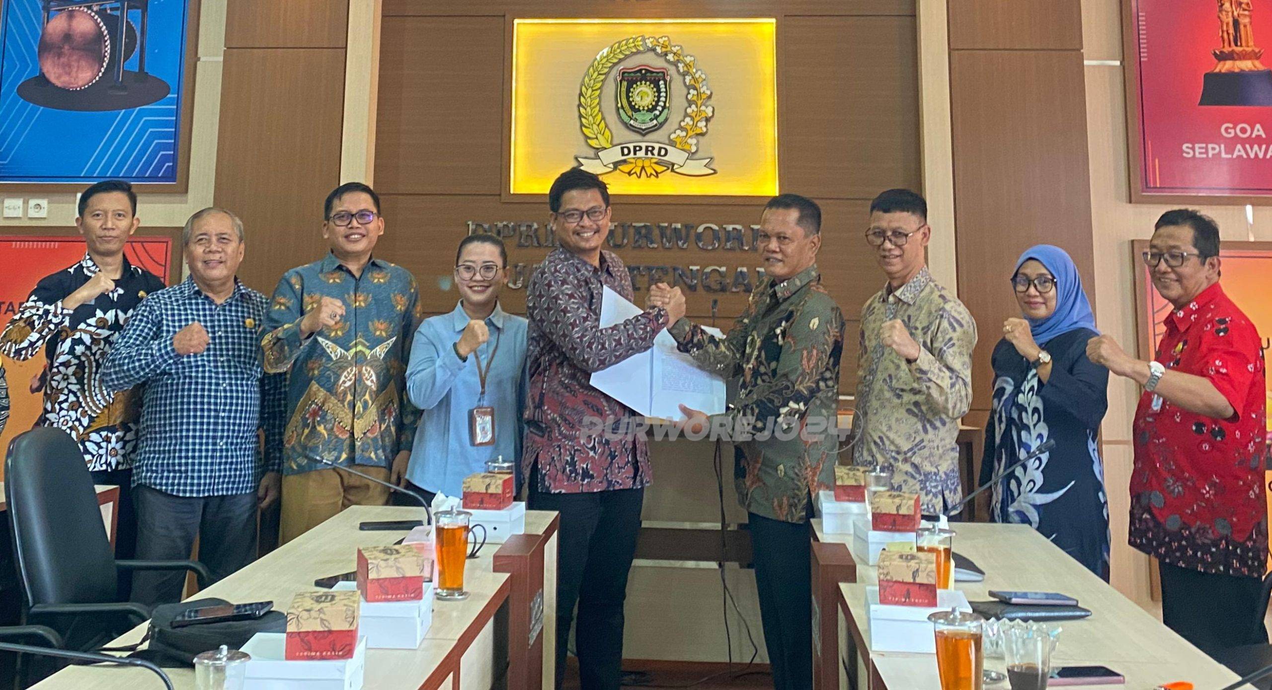 Saat penyerahan berkas PAW dari KPU kepada Ketua DPRD