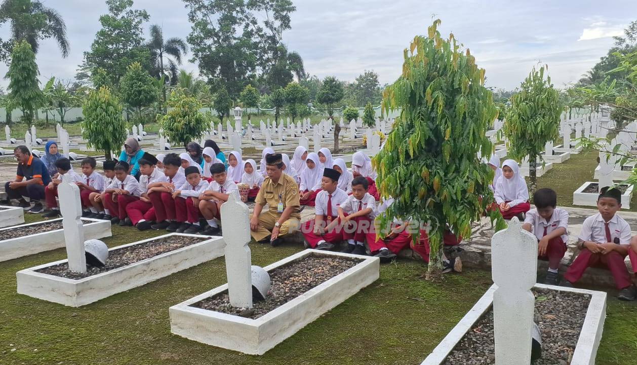Siswa SDN Kaligesing Ziarah ke Taman Makam Pahlawan