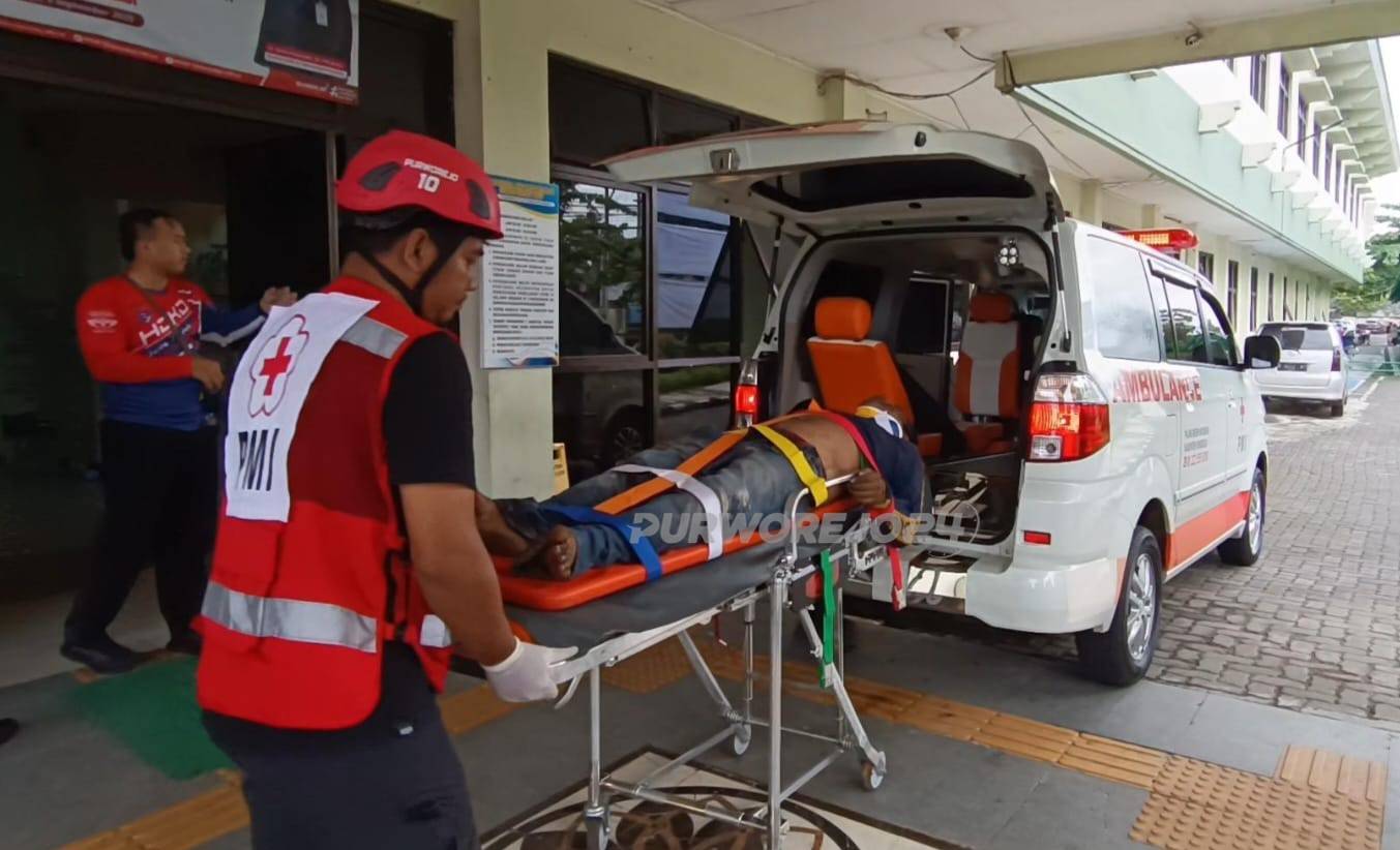 Korban laka lantas saat di evakuasi di RSUD dr. Tjitrowardojo