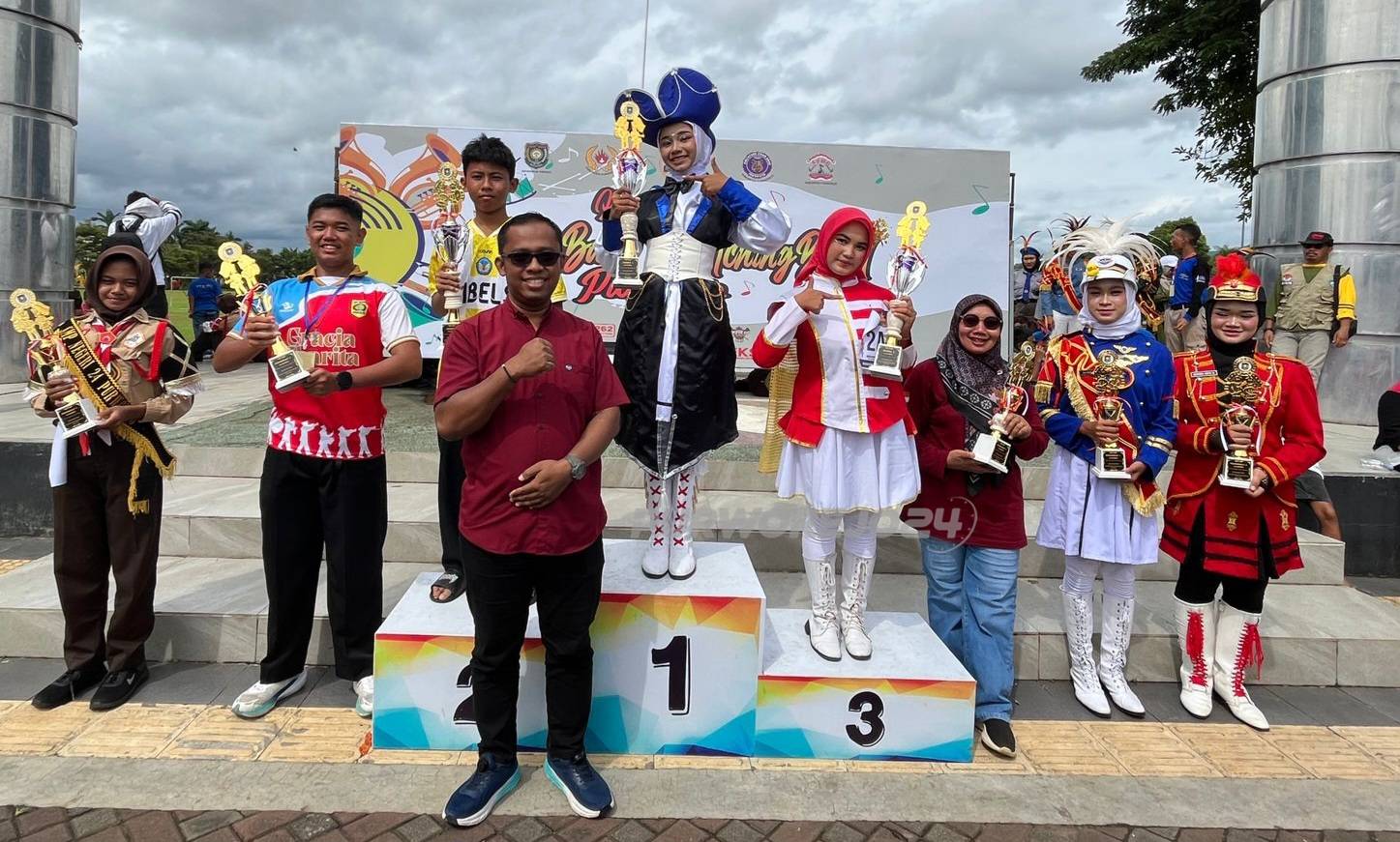Foto bersama usai penyerahan penghargaan kepada peraih juara salah satu kategori Kejurkab Drum Band/Marching Band Purworejo 2025