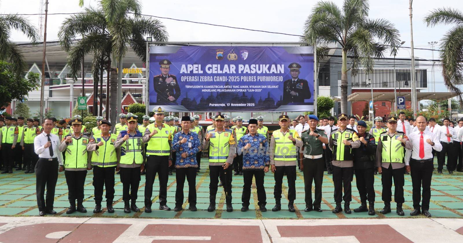 Foto bersama usai apel