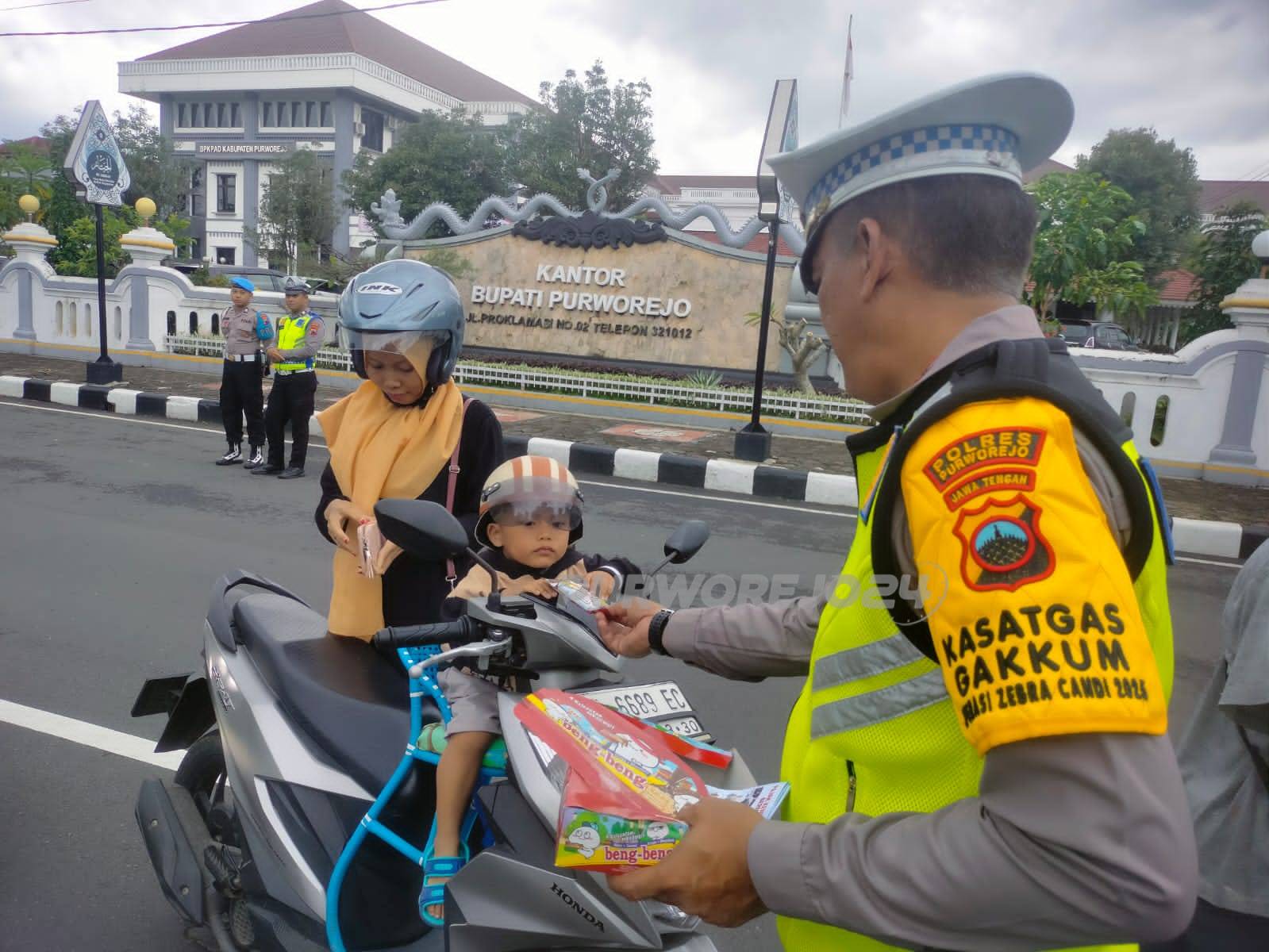 Petugas memberikan coklat bang bang saat operasi zebra candi 2025